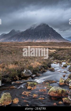 Episches dramatisches Landschaftsbild von Buachaille Etive Mor und River Etive in schottischen Highlands an einem Wintermorgen mit launisch Himmel und Beleuchtung Stockfoto