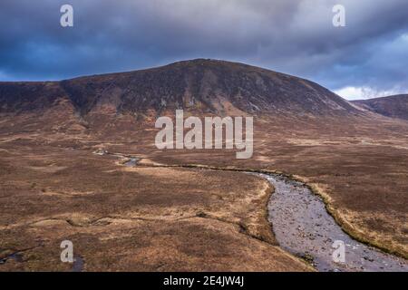 Fliegende Drohne dramatisches Landschaftsbild von Bergen Flüsse und Täler In Glencoe in den schottischen Highlands an einem Wintertag Stockfoto