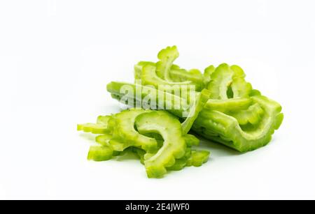 Schönes Arrangement von chinesischem Bitterkürbis oder Bittermelone auf weißem Hintergrund mit weichem Schatten, kleinem Schnitt und großem Schnitt wird zusammengestellt. Stockfoto