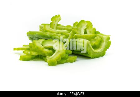 Chinesischer Bitterkürbis oder Bittermelone auf weißem Hintergrund mit weichem Schatten, kleinem Schnitt und großem Schnitt wird zusammen gestellt. Stockfoto