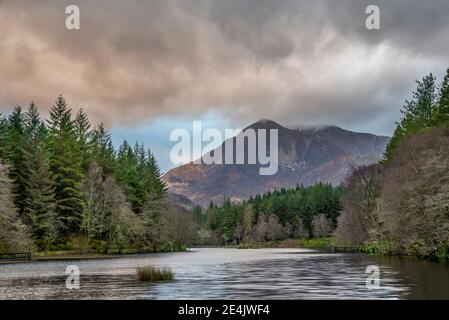 Schönes Landschaftsbild von Glencoe Lochan mit Pap von Glencoe In der Ferne an einem Winterabend Stockfoto