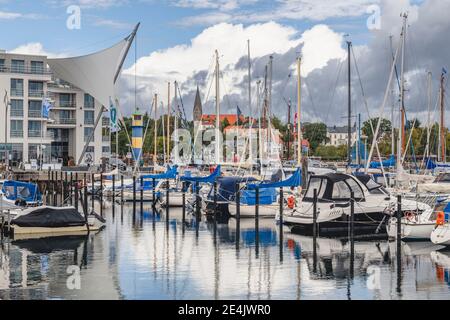 Deutschland, Schleswig-Holstein, Eckernforde, verschiedene Boote im Stadthafen festgemacht Stockfoto