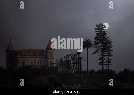 Altes Haus in einer bewölkten Vollmondnacht Stockfoto