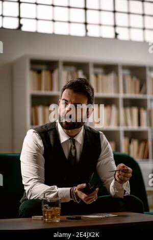 Porträt eines bärtigen Mannes, der Rauchpfeife vorbereitet Stockfoto