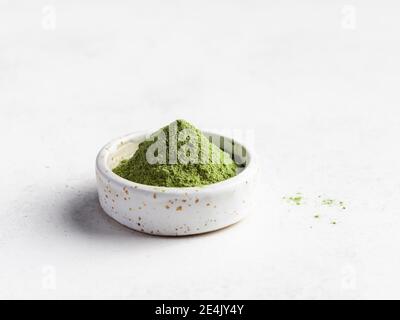 Grünes Superfood-Pulver in kleiner Schüssel Stockfoto