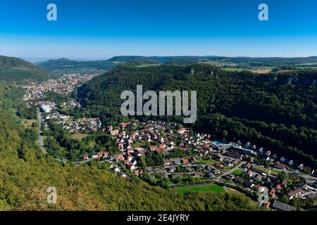 Stadt von Schloss Lichtenstein gesehen gegen den Himmel am sonnigen Tag, Schwäbische Alb, Deutschland Stockfoto