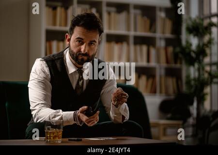 Porträt eines bärtigen Mannes, der Rauchpfeife vorbereitet Stockfoto