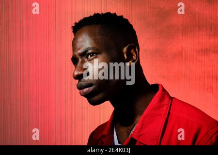 Junger Mann in rote Jacke Stockfoto