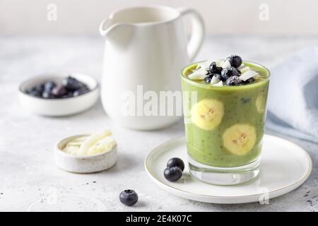 Gesunde Detox Chia Pudding, gekrönt mit Heidelbeeren, Kokosnusschips Stockfoto