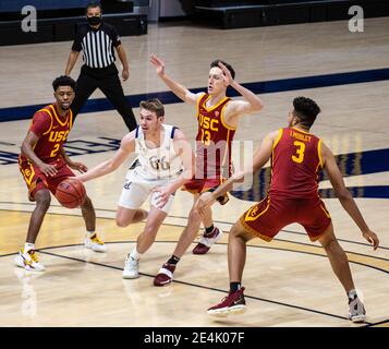 Hass Pavilion. Januar 2021. CA U.S.A. der kalifornische Wachmann Ryan Betley (00) fährt während des NCAA Basketballspiels zwischen USC Trojans und den California Golden Bears 68-76, die im Hass Pavilion verloren wurden, zum Reifen. Thurman James/CSM/Alamy Live News Stockfoto