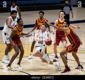 Hass Pavilion. Januar 2021. CA U.S.A. der kalifornische Wachmann Ryan Betley (00) fährt während des NCAA Basketballspiels zwischen USC Trojans und den California Golden Bears 68-76, die im Hass Pavilion verloren wurden, zum Reifen. Thurman James/CSM/Alamy Live News Stockfoto