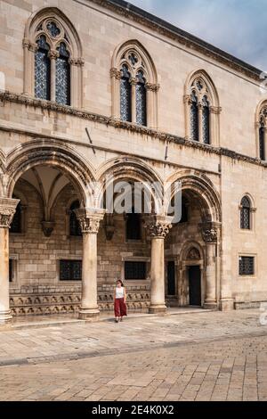 Kroatien, Dubrovnik, Frau im Sponza Palast Stockfoto