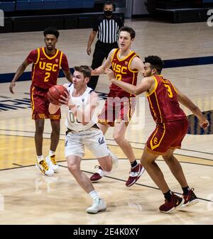 Hass Pavilion. Januar 2021. CA U.S.A. der kalifornische Wachmann Ryan Betley (00) fährt während des NCAA Basketballspiels zwischen USC Trojans und den California Golden Bears 68-76, die im Hass Pavilion verloren wurden, zum Reifen. Thurman James/CSM/Alamy Live News Stockfoto