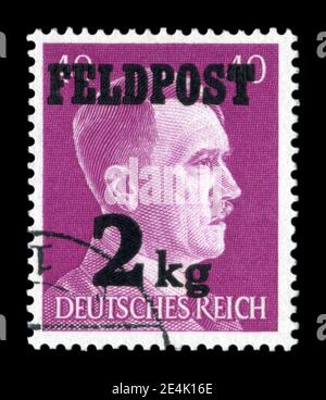 DEUTSCHLAND - UM 1944: Historische Briefmarke: Porträt Adolf Hitlers, 40 PF, Aufdruck «Feldpost 2kg» für Pakete an der Ostfront Stockfoto