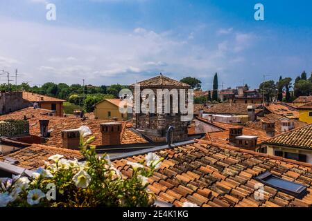 Italien, Venetien, Dächer von Peschiera del Garda Stockfoto