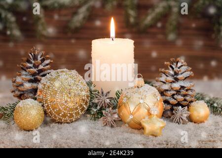 Natürliche Weihnachtsdekoration mit Kerze Stockfoto