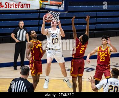 Hass Pavilion. Januar 2021. CA U.S.A. der kalifornische Wachmann Ryan Betley (00) fährt während des NCAA Basketballspiels zwischen USC Trojans und den California Golden Bears 68-76, die im Hass Pavilion verloren wurden, zum Reifen. Thurman James/CSM/Alamy Live News Stockfoto