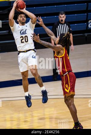 Hass Pavilion. Januar 2021. CA U.S.A. der kalifornische Wachmann Matt Bradley (20) fährt während des NCAA Basketballspiels zwischen den USC Trojanern und den California Golden Bears 68-76, die im Hass Pavilion verloren wurden, zum Reifen. Thurman James/CSM/Alamy Live News Stockfoto