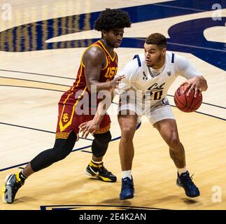 Hass Pavilion. Januar 2021. CA U.S.A. der kalifornische Wachmann Matt Bradley (20) fährt während des NCAA Basketballspiels zwischen den USC Trojanern und den California Golden Bears 68-76, die im Hass Pavilion verloren wurden, zum Reifen. Thurman James/CSM/Alamy Live News Stockfoto