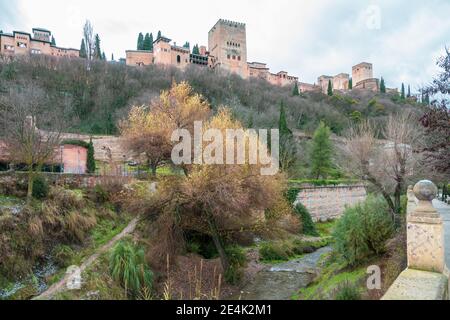 Blick auf die Alhambra in Granada (Spanien) vom Paseo de los Tristes an einem kalten Wintermorgen Stockfoto