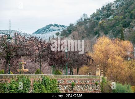 Blick auf die Promenade Paseo de los Tristes von der Brücke des 'Hotel Reuma' über den Darro Fluss in Granada (Spanien) an einem kalten Wintermorgen Stockfoto