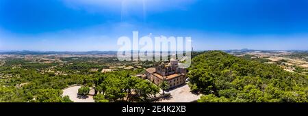 Spanien, Balearen, Petra, Helikopter-Blick auf den klaren blauen Himmel über dem Bonany Sanctuary im Sommer Stockfoto