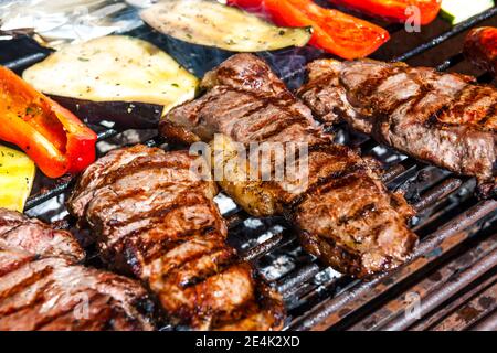 Fleisch und Gemüse werden auf dem Grill gegrillt Stockfoto
