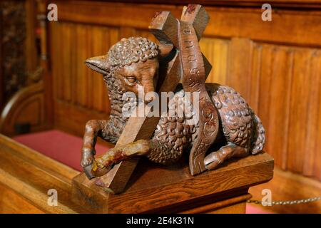 Kirchenbänke, Chor in St. Martin's Cathedral, Bratislava, Slowenien Stockfoto