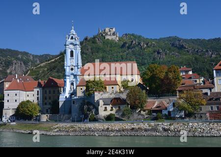 Blick über Donau, Dürnstein mit Stiftskirche und Burgruine, Wachau, Österreich Stockfoto