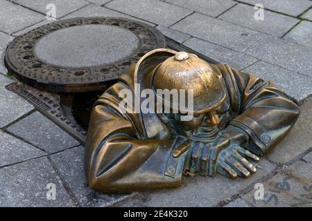 Bratislava, The Cumil, Skulptur von Viktor Hulik, der Gaffer, Slowakei Stockfoto