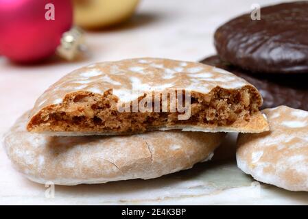 Oblaten-Lebkuchen, Oblatenlebkuchen, halbiert, geöffnet, Nürnberger Lebkuchen, glasiert Stockfoto