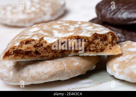 Oblaten-Lebkuchen, Oblatenlebkuchen, halbiert, geöffnet, Nürnberger Lebkuchen, glasiert Stockfoto