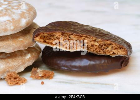 Oblaten-Lebkuchen, Oblatenlebkuchen, halbiert, geöffnet, Nürnberger Lebkuchen, glasiert Stockfoto