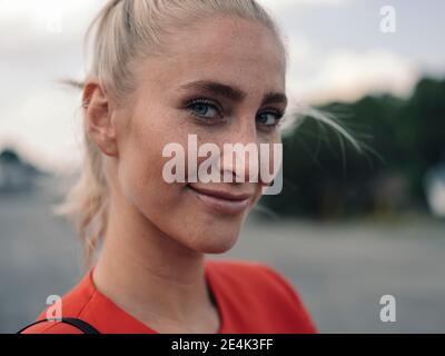 Attraktive Unternehmerin im Freien Stockfoto