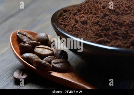 Kaffeebohnen und Kaffeepulver in Schale, Coffea arabica Stockfoto