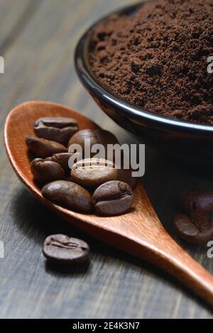 Kaffeebohnen und Kaffeepulver in Schale, Coffea arabica Stockfoto