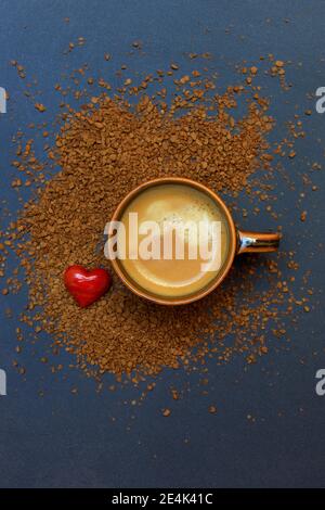 Kaffee in Kaffeetasse und Instantkaffee, rotes Herz, Coffea arabica Stockfoto