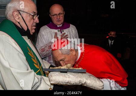 24. Januar 2020 : Karte. Silvano Maria Tomasi küsst das Kruzifix während seiner Einnahme der Diakonie von San Nicola in Carcere, in Rom. Stockfoto