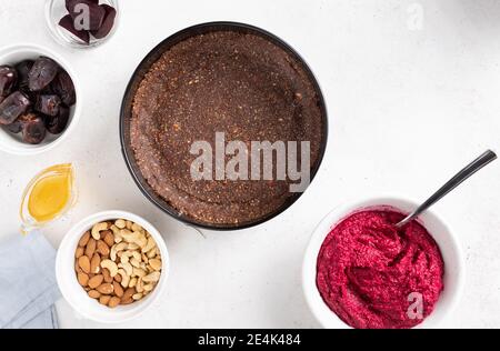 Flache Lay-Komposition mit Zutaten zum Kochen veganer Rote Beete Kuchen Stockfoto