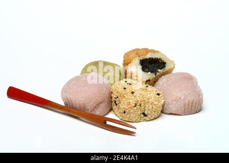 Verschiedene Mochi, japanische klebrige Reiskuchen, asiatische Süßwarenspezialität, gefüllt Stockfoto