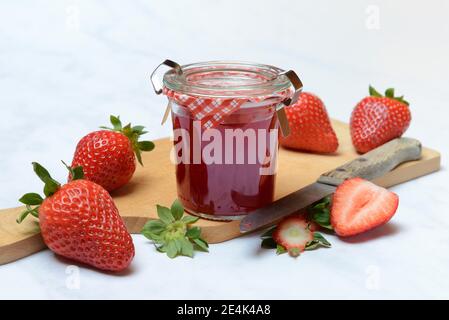 Erdbeermarmelade im Glas, Erdbeermarmelade, Fragaria x ananassa Stockfoto