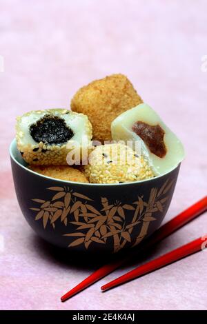 Verschiedene Mochi in Schüssel, japanische klebrige Reiskuchen, asiatische Süßwaren Spezialität, gefüllt Stockfoto