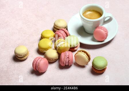 Luxemburgerli Konditorei und Tasse Kaffee, Espresso, Makronen, Spezialität der Confiserie Spruengli Stockfoto