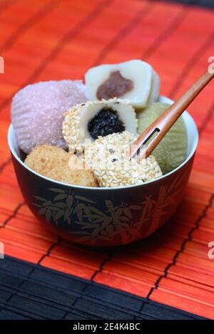 Verschiedene Mochi in Schüssel, japanische klebrige Reiskuchen, asiatische Süßwaren Spezialität, gefüllt Stockfoto