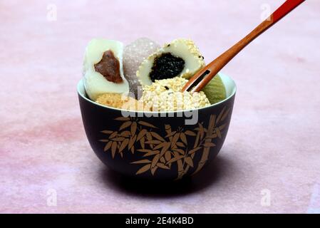 Verschiedene Mochi in Schüssel, japanische klebrige Reiskuchen, asiatische Süßwaren Spezialität, gefüllt Stockfoto