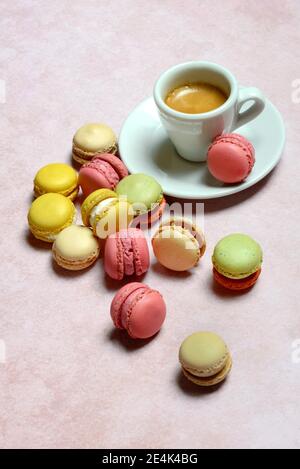 Luxemburgerli Konditorei und Tasse Kaffee, Espresso, Makronen, Spezialität der Confiserie Spruengli Stockfoto