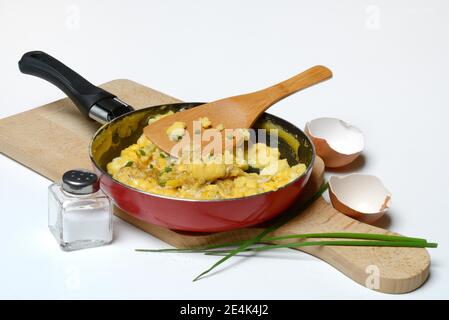 Rührei in der Pfanne, Bratpfanne, Eierschale, Eierschalen, Eierschale Stockfoto
