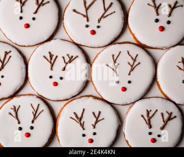 Hausgemachte Weihnachtskekse mit Rentier-Dekoration Stockfoto