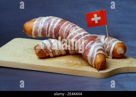 Bernerli, Berner Wurst, Grillwurst mit Speck und Käse Stockfoto