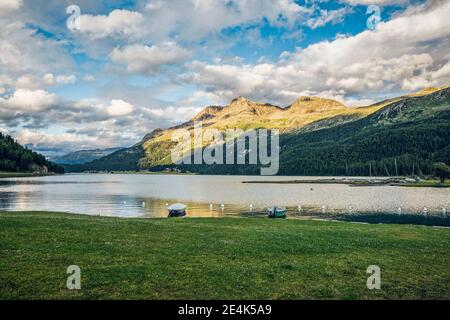 Schweiz, Kanton Graubünden, Silvaplana, Panorama vom Ufer des Silvaplana Sees Stockfoto